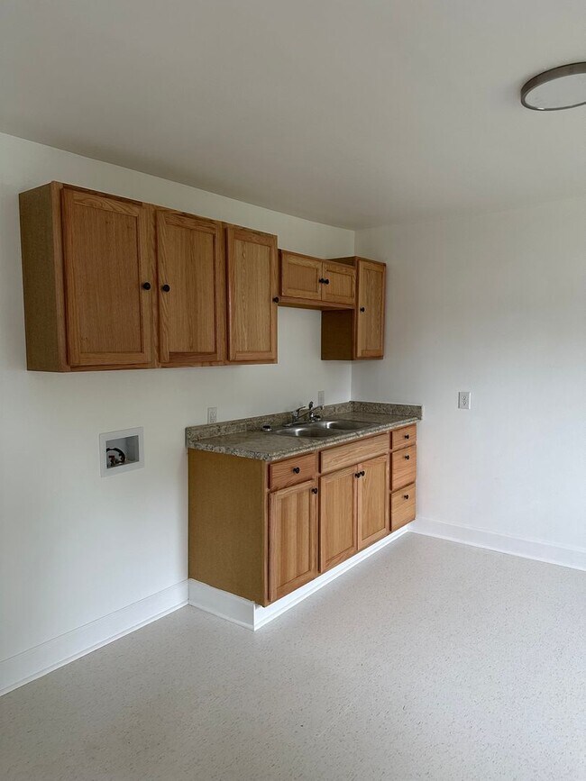 Building Photo - 3 Bedroom / 1 Bath Home