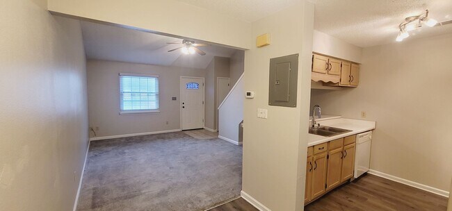 Building Photo - CUTE 3/2 w/ Vaulted Ceilings, Washer/Dryer...