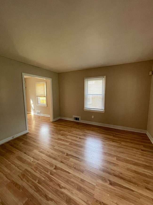 Building Photo - Spacious 2 BR/2 BA EOG Townhome in Michiga...