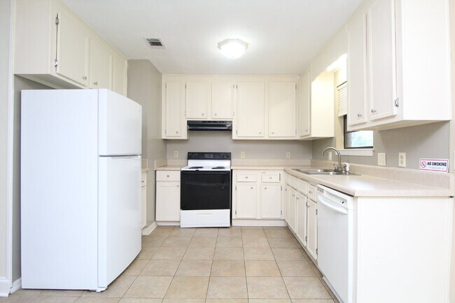 Foto del edificio - 4BR Ranch-Style Home off Olive Rd – Fenced Yard & Garage – Available 2/2