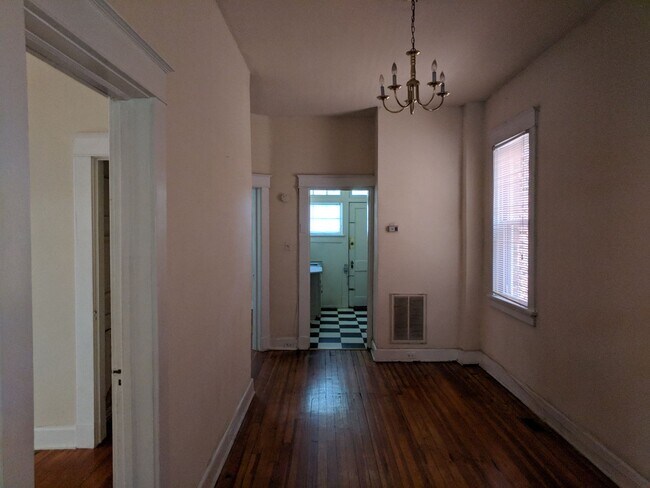 Building Photo - 118 S Colonial Ave