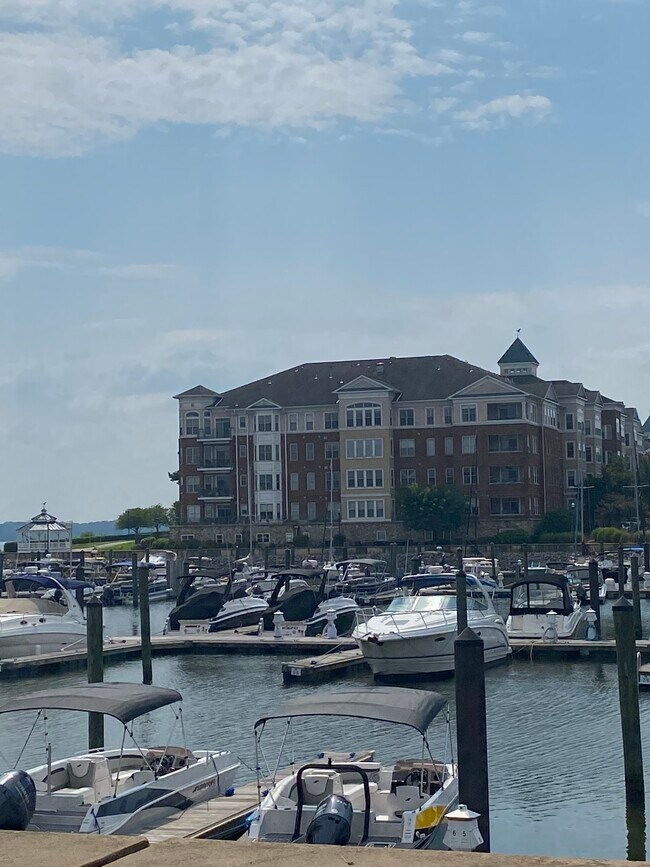 Foto del edificio - 500 Belmont Bay Dr