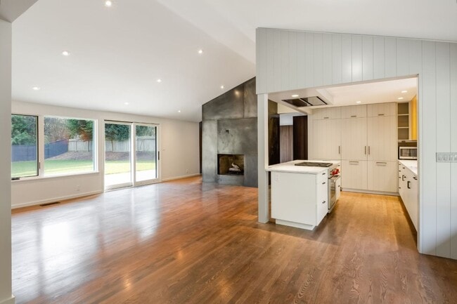 Building Photo - 3Bd/1.75Ba Shoreline House