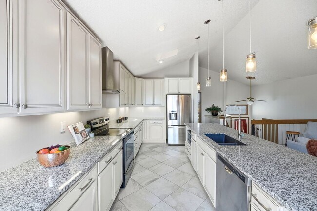 Foto del edificio - Updated 3 Bed Home in D20 with Bonus Room & Pikes Peak Views