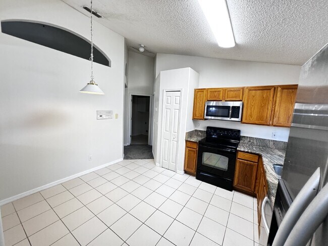 Building Photo - 4bed 2 bath  home for rent with free snow ...
