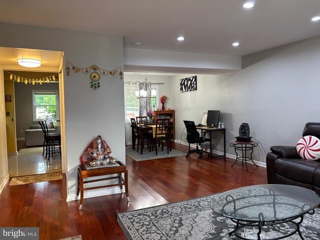 Foto del edificio - 208 Burnam Wood Dr