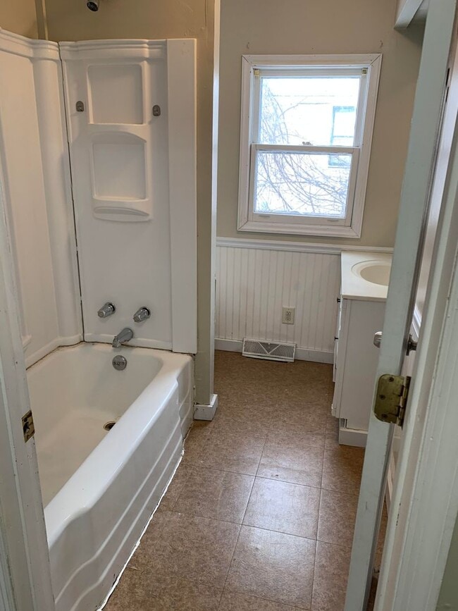 Building Photo - 527 W 21st St
