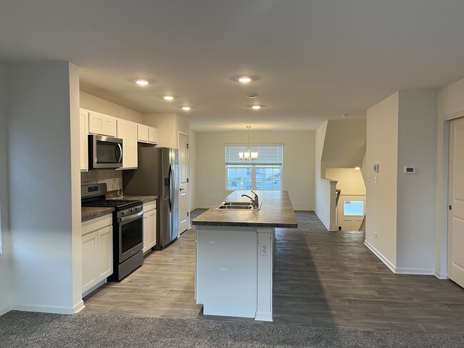 Building Photo - 2450 Bella Dr