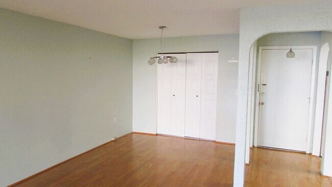 Building Photo - 15 Shadowbrook Ln