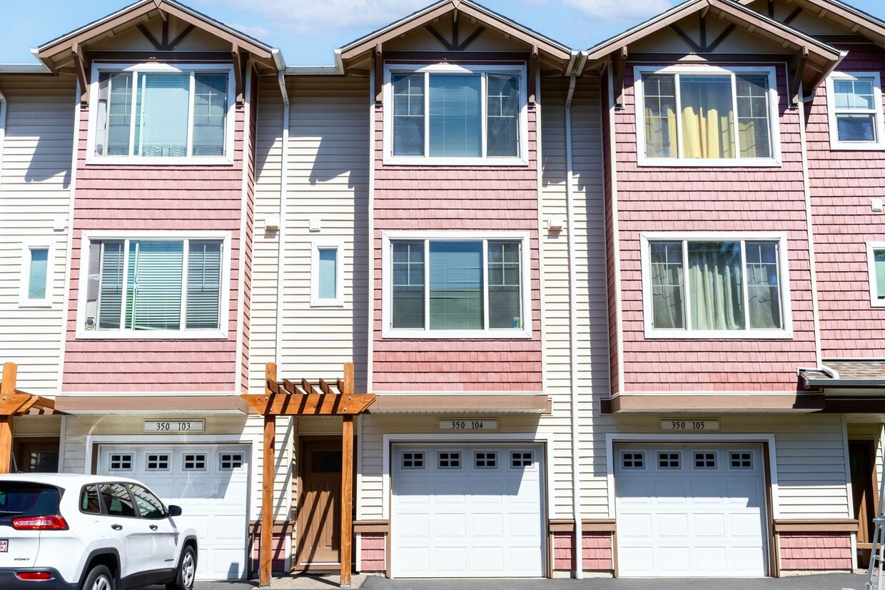 Foto principal - Timberland Falls/Cedar Mill Townhome - 2 b...