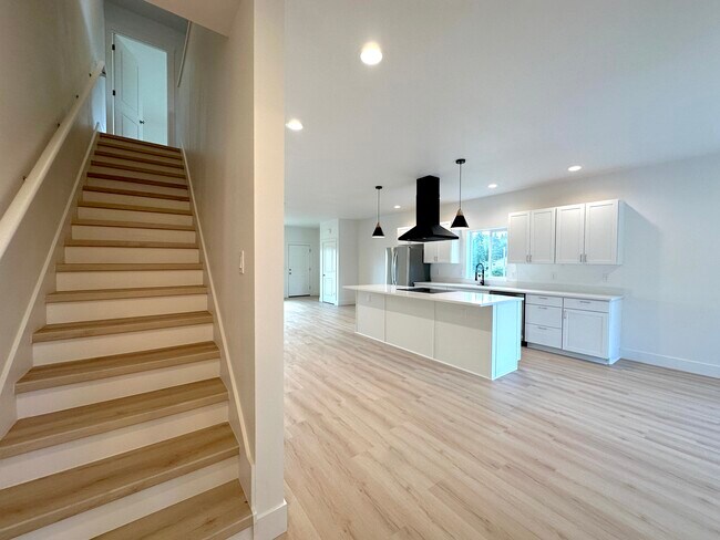 Building Photo - 3021 Harold Dr SE