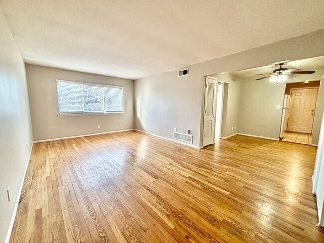 Foto del edificio - Charlotte Square - 3330-3368 Charlotte St.