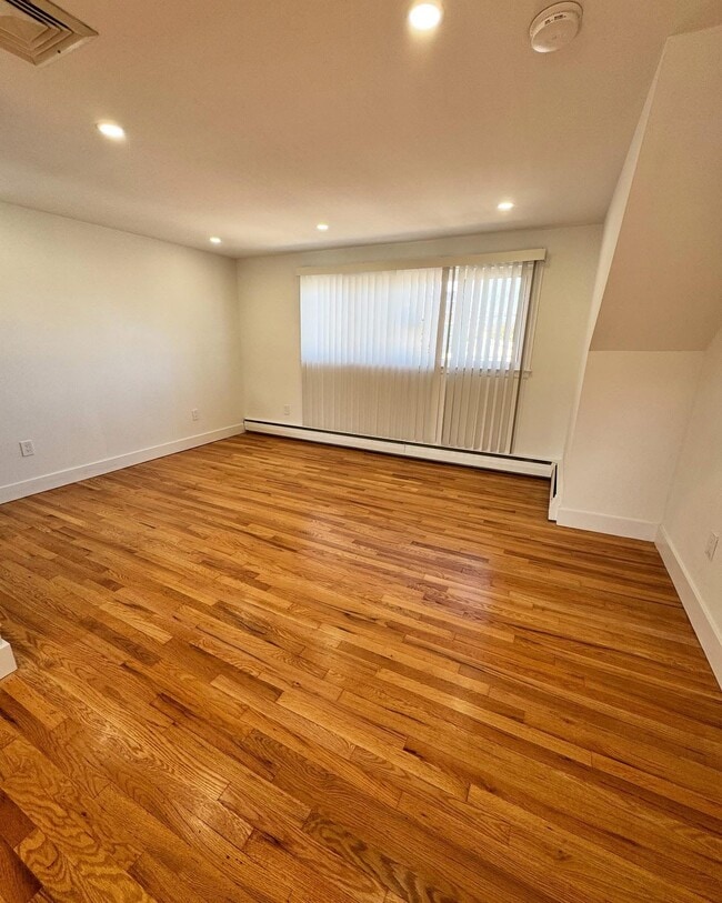 Foto del edificio - 145 Maple Ave