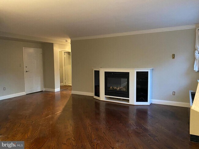 Spacious living room - 4000 Tunlaw Rd NW