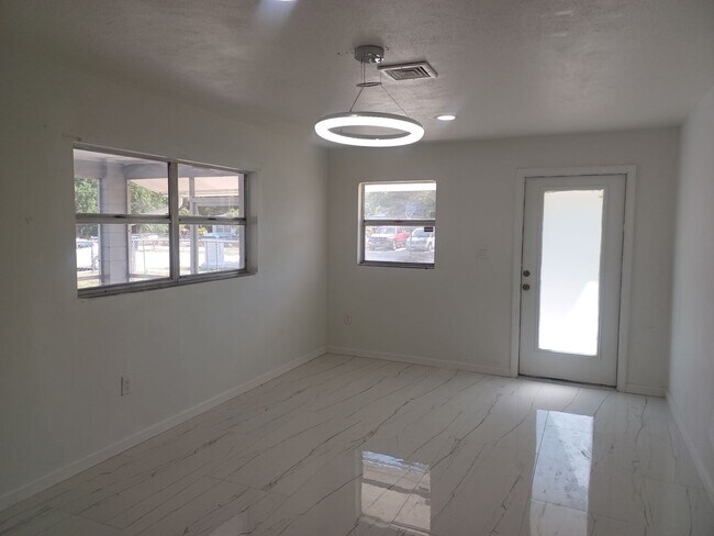 Foto del edificio - PRICE REDUCED! Newly Remodeled Stunning 4 ...