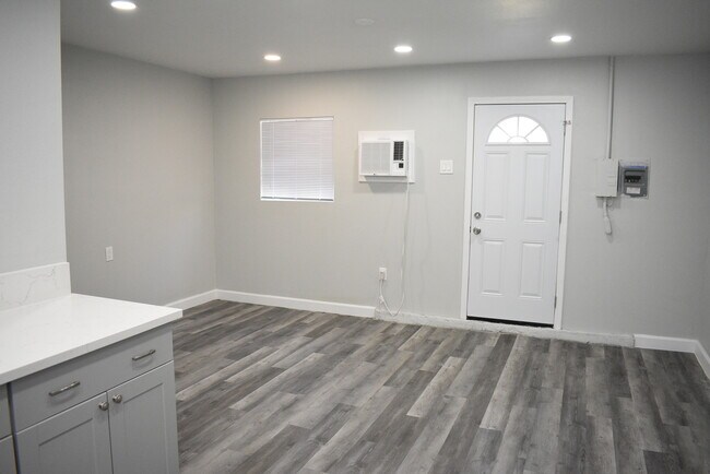 Living space & front entry - 3940 5th St