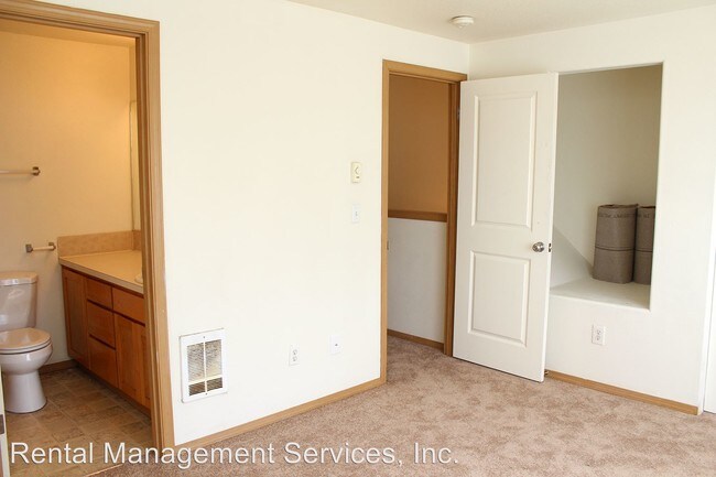 Building Photo - 604 SE 119th Ave