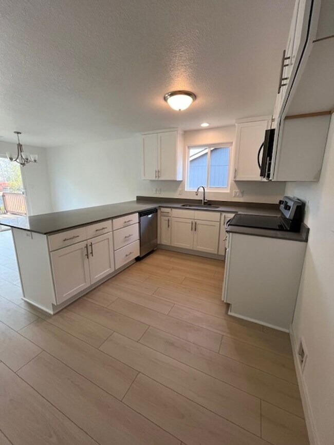 Foto del edificio - 3 Bedroom 2 Bath Forest Grove OR