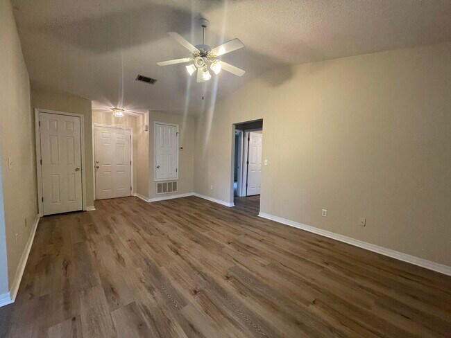 Foto del edificio - 240 Westview Dr