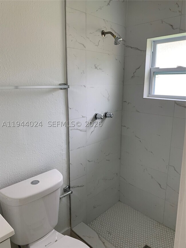 Foto del edificio - 6740 US-1