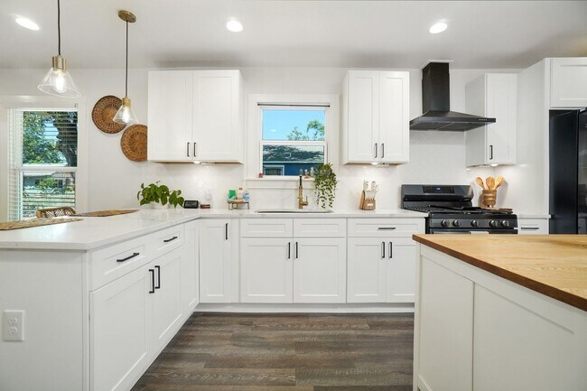 Photo - Gorgeous 3 bedroom, 2 bath house in the he...