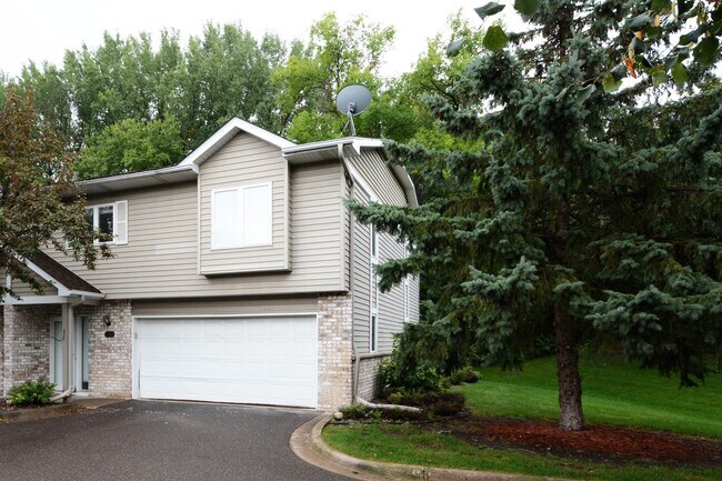Foto del edificio - AVAILABLE July 1! Completely Renovated mus...