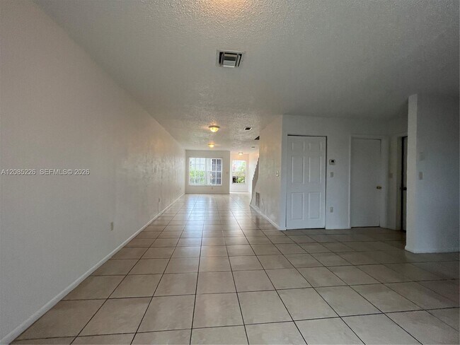 Foto del edificio - 8467 SW 22nd St