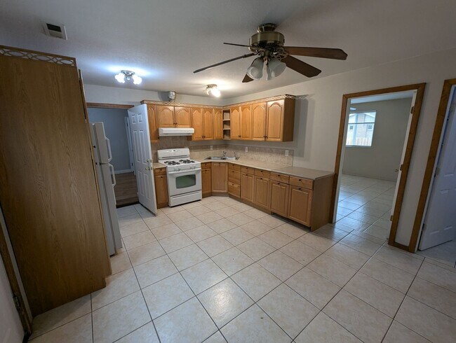 Foto del edificio - Spacious 6-Bedroom Home in Desirable Rocky...