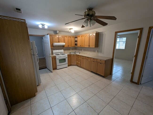 Building Photo - Spacious 6-Bedroom Home with 2 Kitchens! R...
