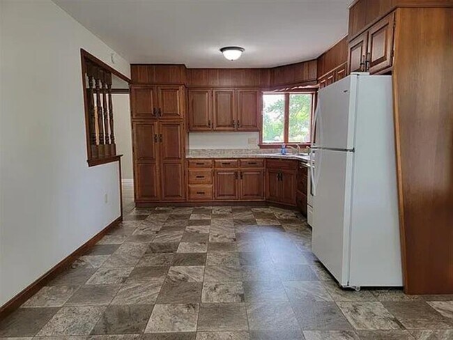 Building Photo - RENT IN MEADOW VIEW