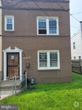 Building Photo - 4405 Hayes St NE