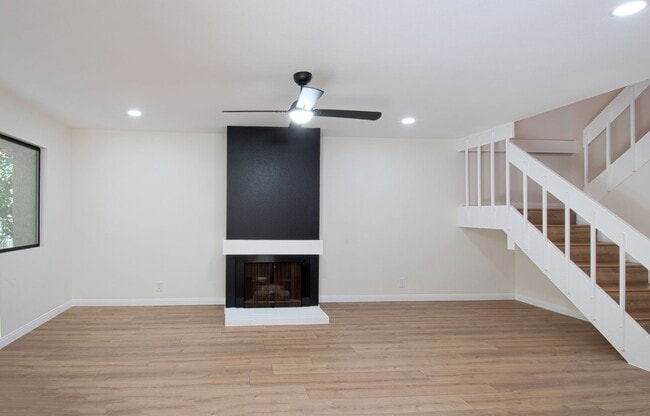 Building Photo - 7 Starburst Ct