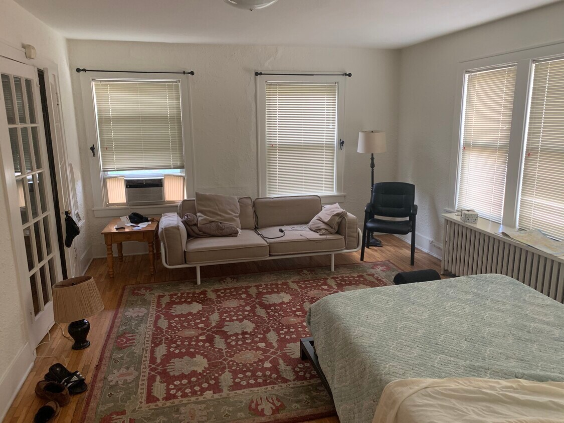 Large room - 6 E Benton Ave