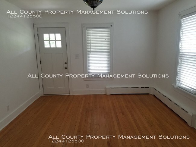 Building Photo - Deerfield home close to downtown and Metra