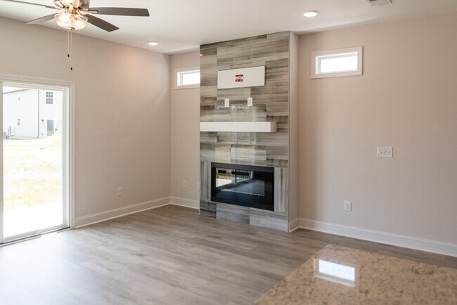 Foto del edificio - Modern and Luxurious New Construction in Great Location!