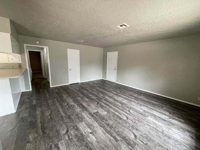 Building Photo - 1406 Rebecca Ln