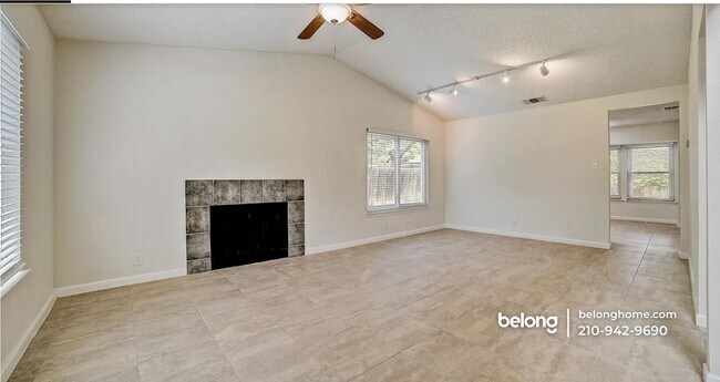 Foto del edificio - 9710 Fortune Ridge Dr