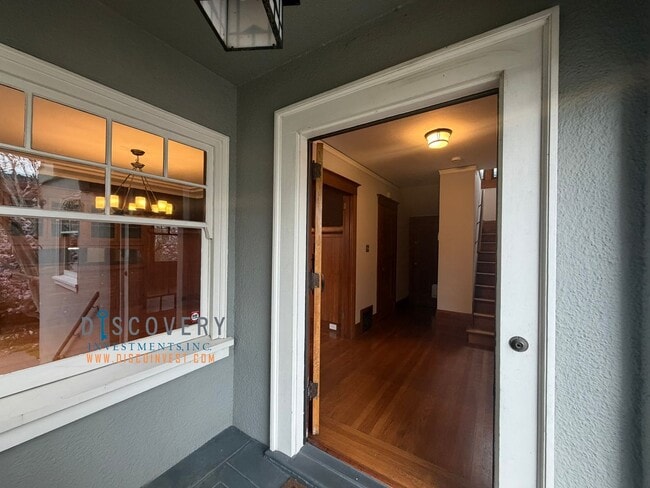 Foto del edificio - Lakeshore Craftsman with Detached Cottage and Versatile Bonus Rooms