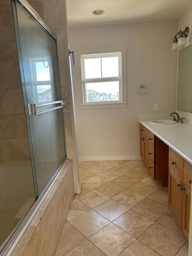 Building Photo - Beautiful 4 bedroom 3 bath home in Ewa on ...