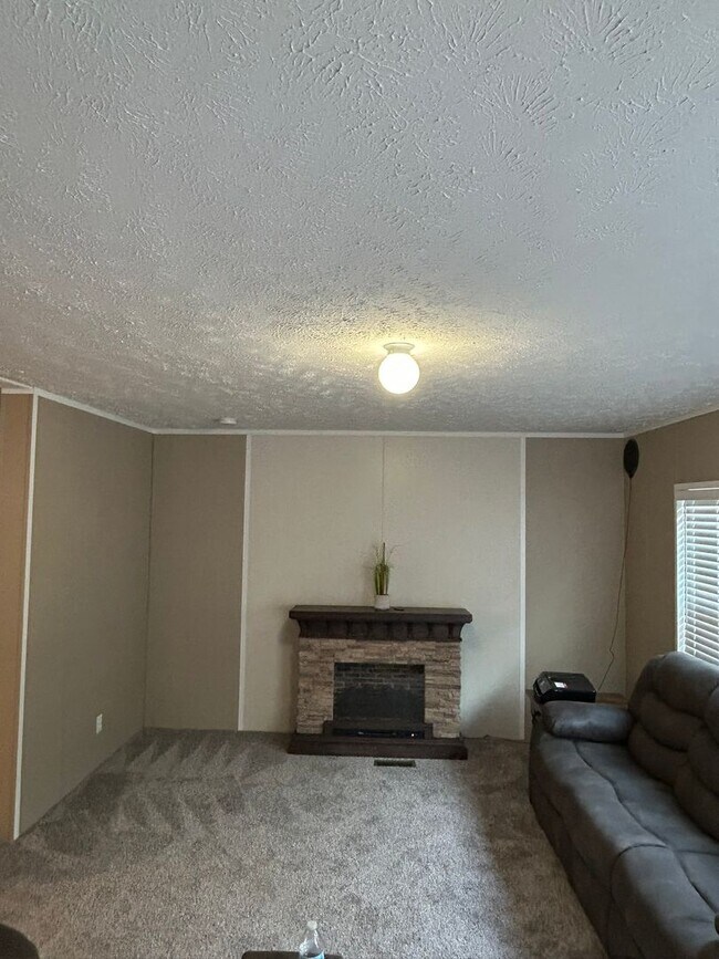 Foto del edificio - Private 3 Bedroom 2 Bath Home on 4 Acres