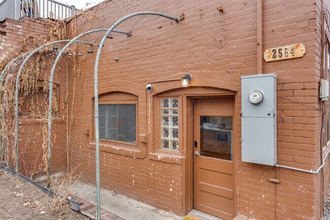 Building Photo - 2562 River Dr