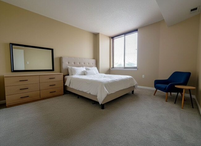 Bedroom - 851 N Glebe Rd