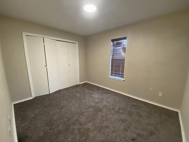 Building Photo - 105 E Wolfcamp Dr