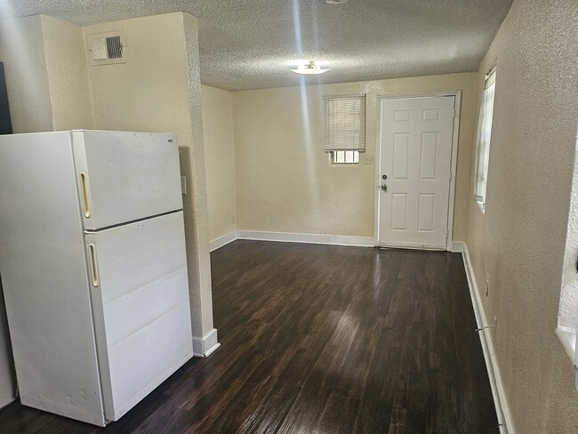 Building Photo - 2113 Mount Herman St