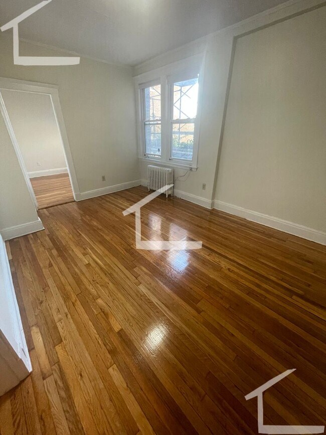 Building Photo - Large 1 bed unit along the Green Line in B...