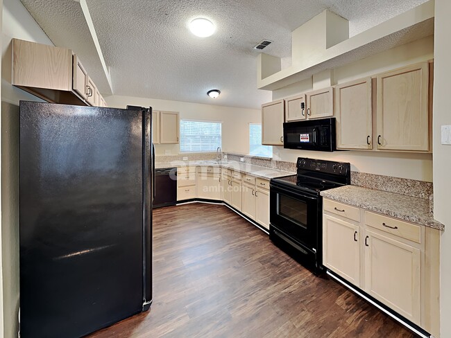 Building Photo - 6118 Alpenrose Ave