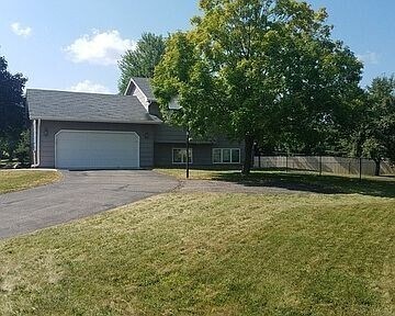 Building Photo - Available June 1 - excellent 4 bedroom 2 bath single family home in Chanhassen