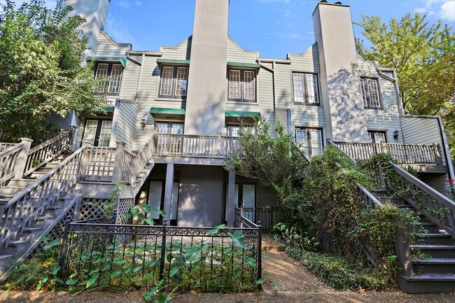 Foto del edificio - 1330 Roxbury Ct