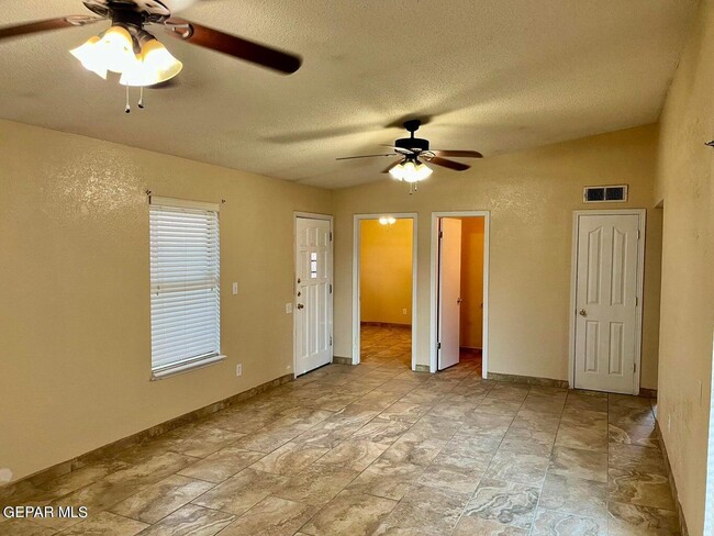 Building Photo - 10421 Ashwood Dr