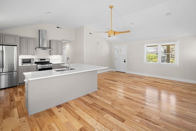 Building Photo - Beautiful Home - Excellent Kenilworth Location!